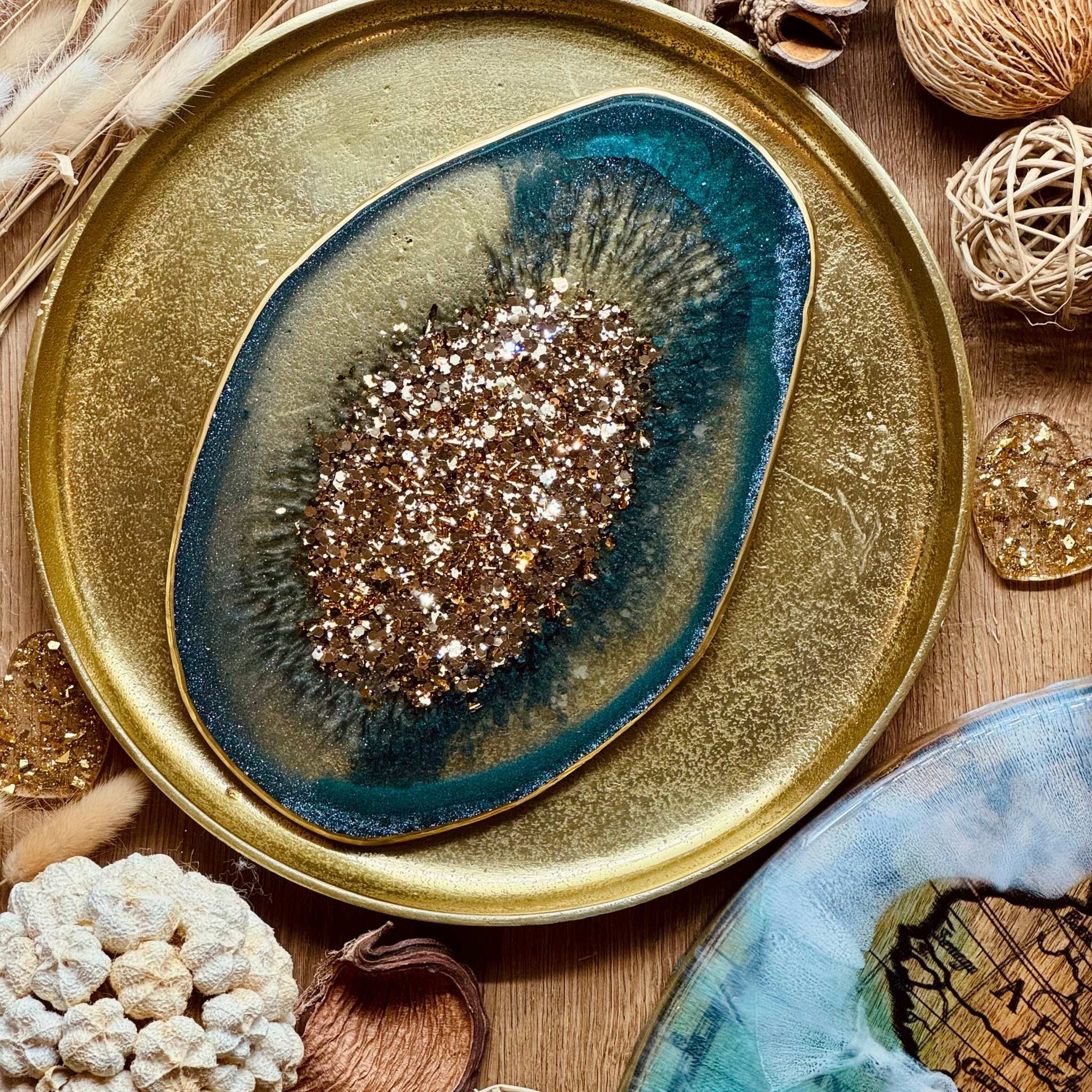Tablett aus Resin in grün mit goldenen Details