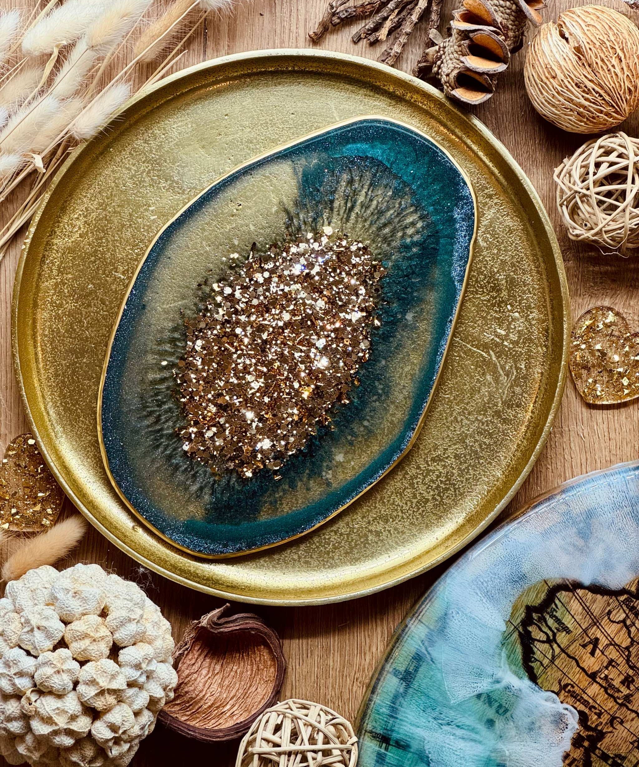 Handgemachtes grünes Resin Tablett mit goldenen Details als dekoratives Unikat auf goldenem Untergrund