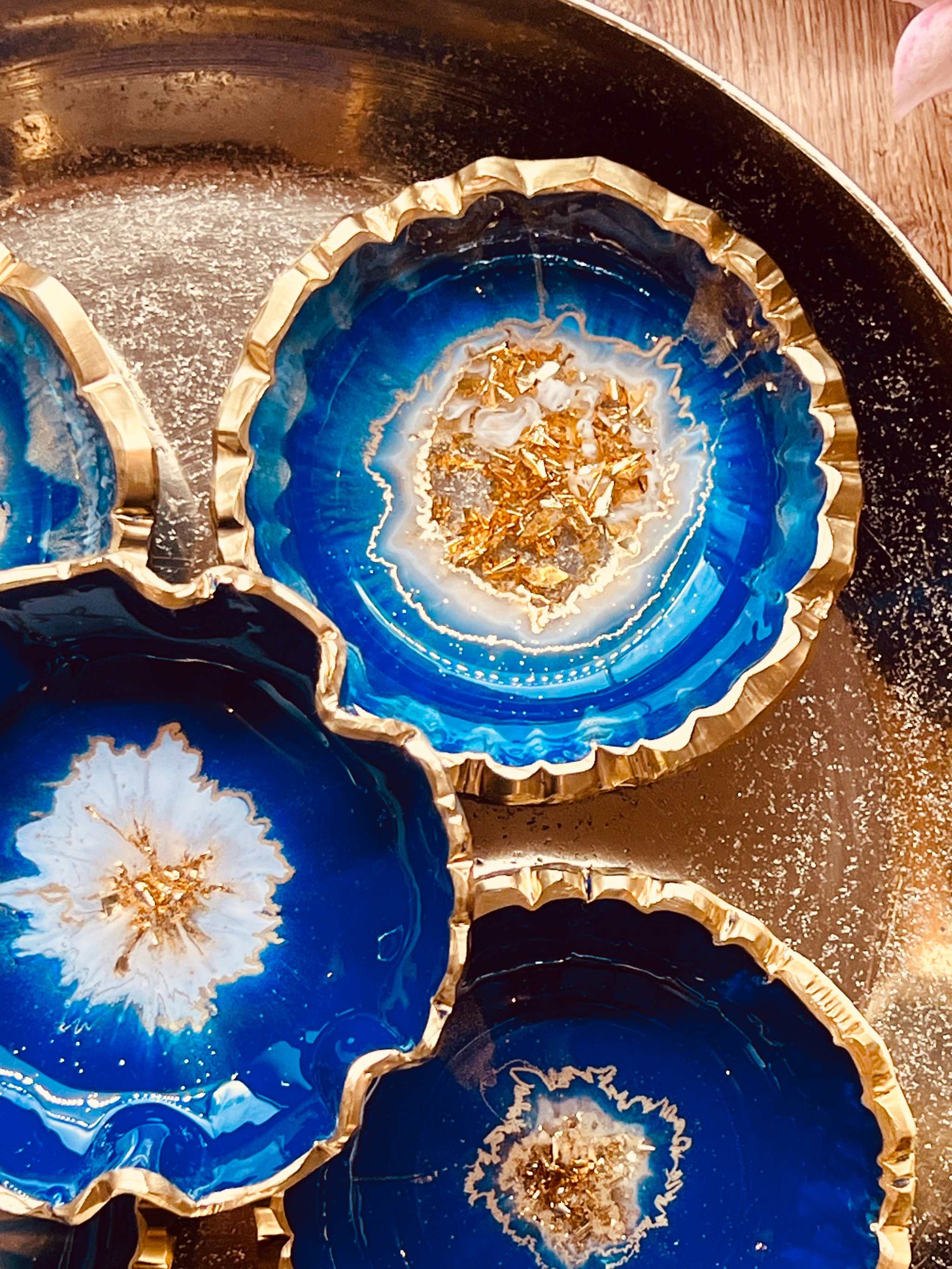 handgemachte blaue schmuckschalen aus resin mit goldenen details und unregelmäßiger form, 10 cm durchmesser, ideale dekoration für badezimmer oder schlafzimmer