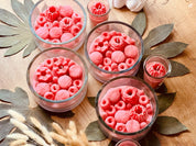 Kerze im Glas in Rosa und Pink mit süßer Verzierung aus Wachs, ideal als kreatives Geschenk und duftendes Deko-Highlight