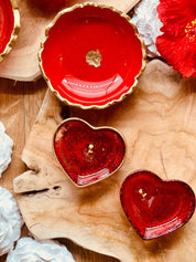 Handgemachte rote Schmuckschalen aus Resin mit goldenen Details in runder und herzförmiger Form als dekorative Unikate