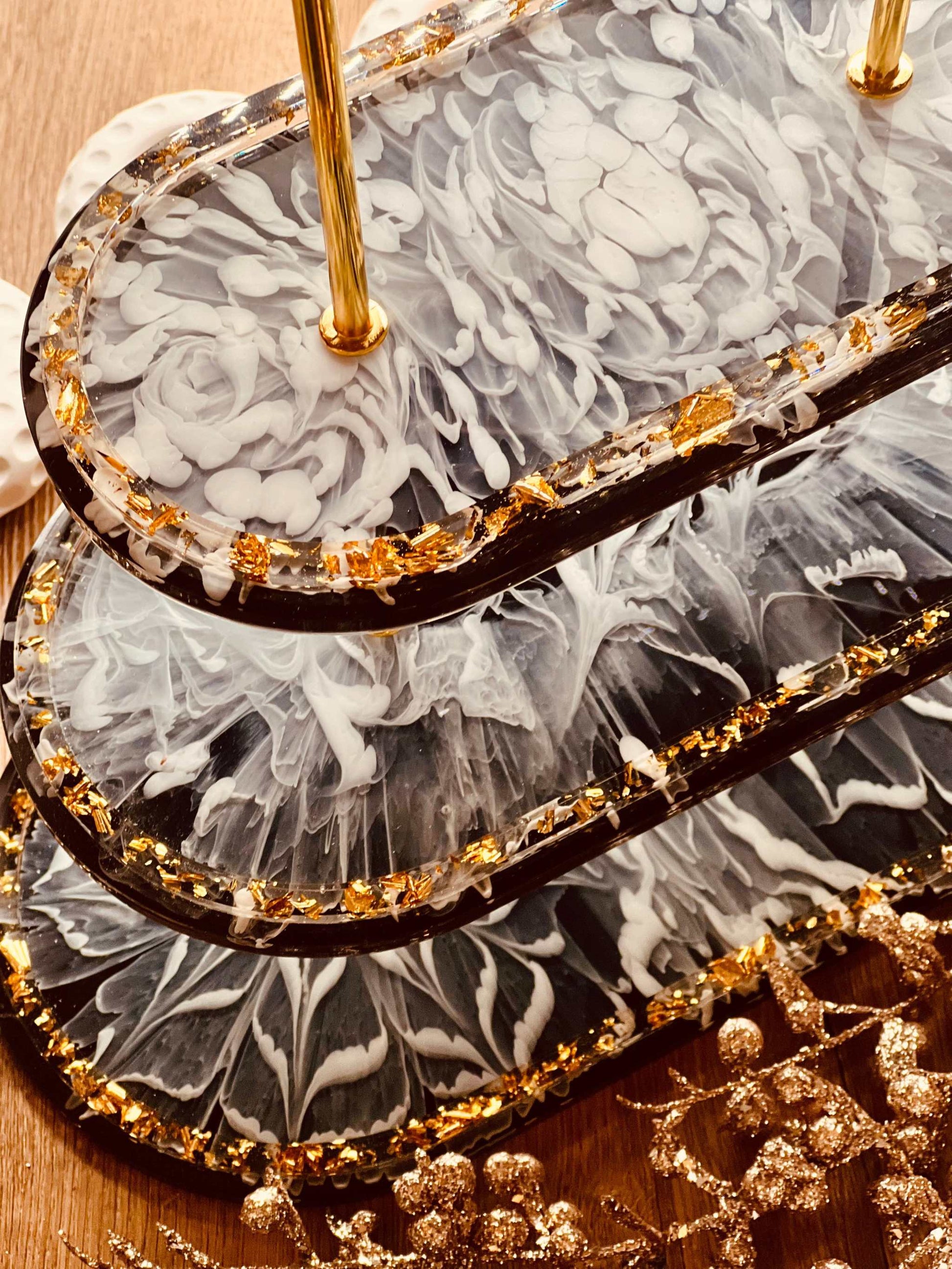 Exklusive 3-stöckige ovale Etagere in Schwarz Weiß Gold, handgefertigt aus Resin, ideal für besondere Anlässe und edle Präsentationen.Epoxidharz Etagere Kuchenstaender edles Schwarz Weiss mit Goldakzenten