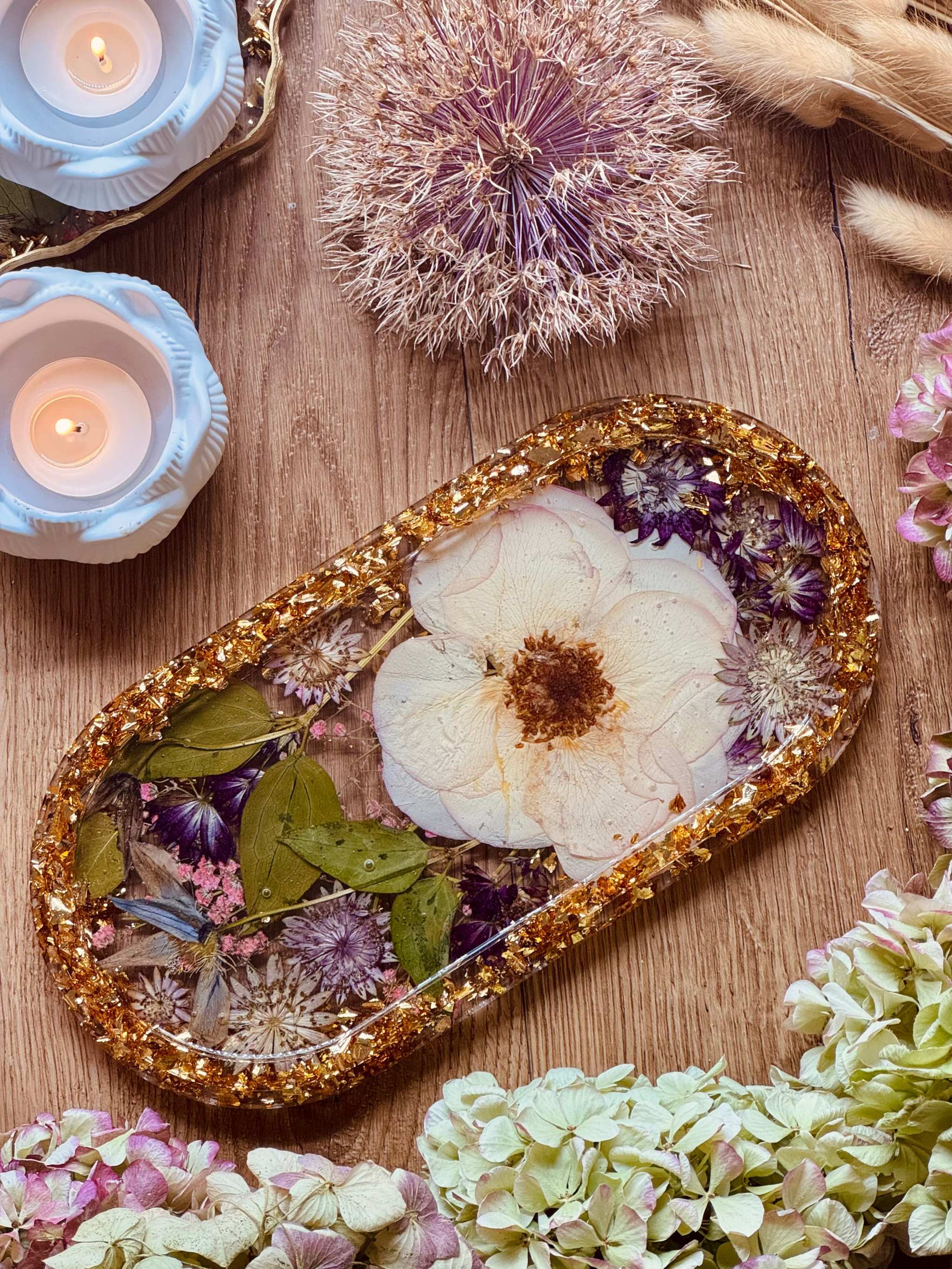 oval geformte Schale mit echten konservierten Brautstraußblumen und Blattgold verziert als individuelles handgefertigtes Erinnerungskunstwerk