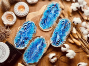 Handgemachte Schmuckschalen aus Resin in blauer 3D Technik mit goldenen Akzenten auf Holztisch dekoriert