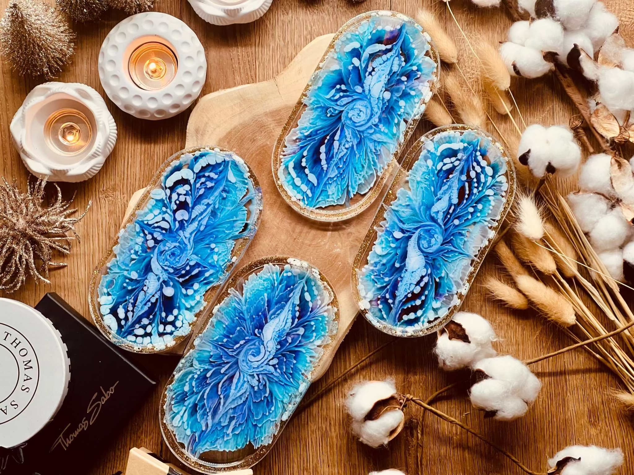 Handgemachte Schmuckschalen aus Resin in blauer 3D Technik mit goldenen Akzenten auf Holztisch dekoriert