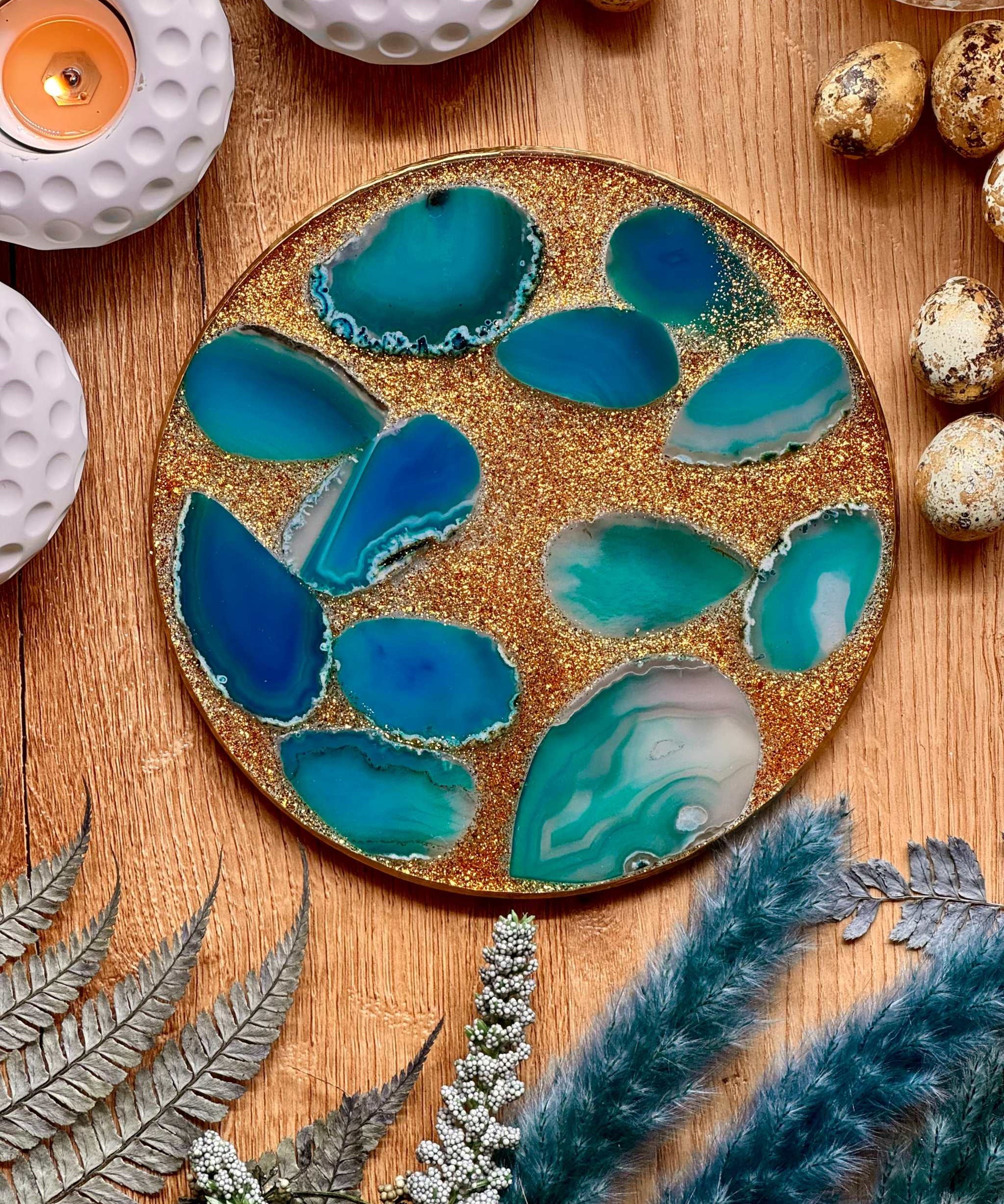 Handgemachtes rundes Tablett aus blauem Resin mit goldenen Details und echten türkisfarbenen Achat-Scheiben, ca. 18 cm Durchmesser