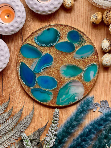 Tray made of resin in blue and gold details and real agate slices