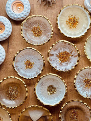 Weiße handgemachte Schmuckschalen aus Resin mit goldenen Details und Rand, Unikate auf Holztisch dekoriert