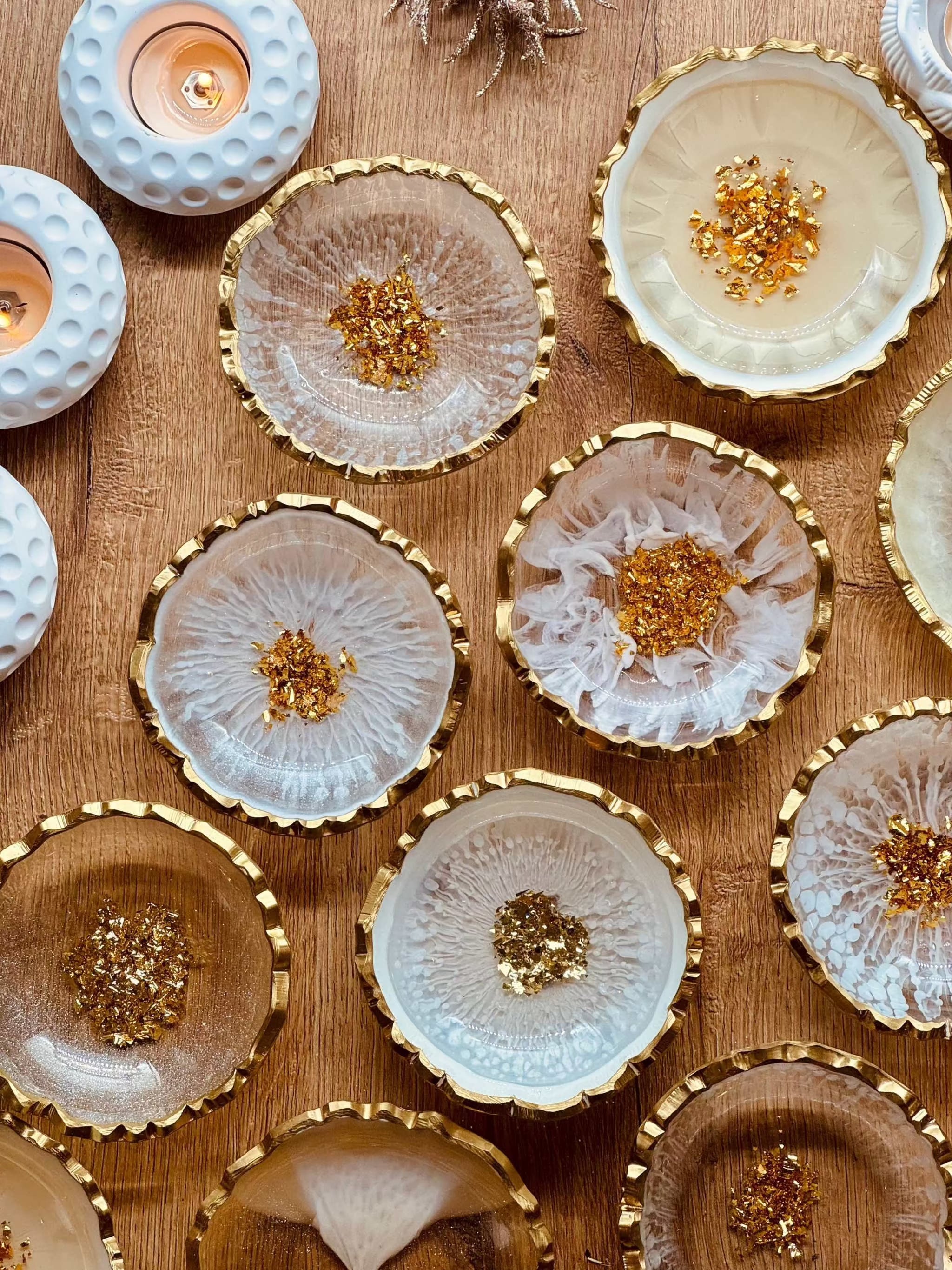 Weiße handgemachte Schmuckschalen aus Resin mit goldenen Details und Rand, Unikate auf Holztisch dekoriert