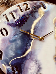 Handgemachte Resin Uhr in Weiß, Lila und Gold mit Kristallen und Geode-Design, 40 cm Durchmesser, einzigartiges Kunstwerk