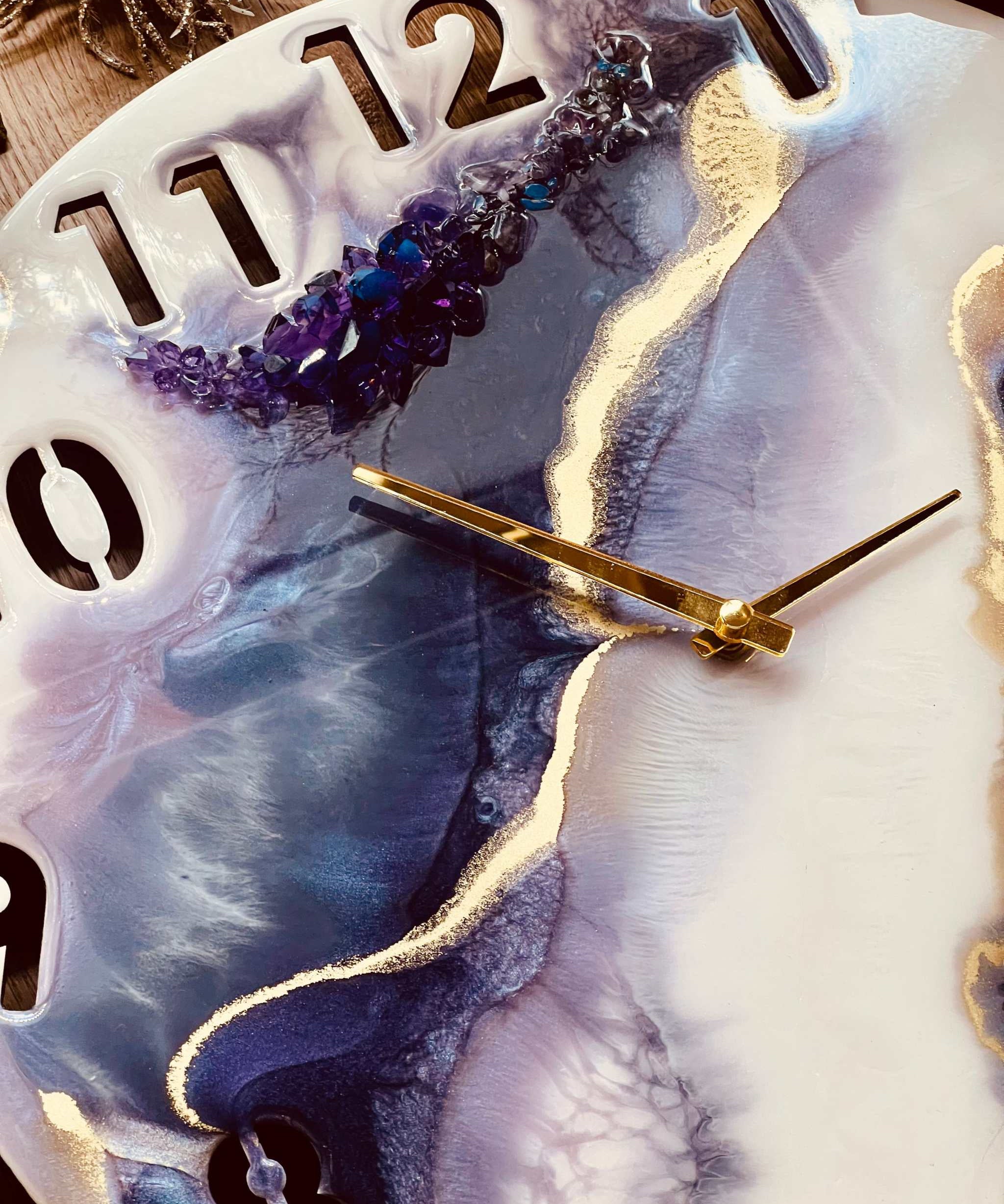 Handgemachte Resin Uhr in Weiß, Lila und Gold mit Kristallen und Geode-Design, 40 cm Durchmesser, einzigartiges Kunstwerk