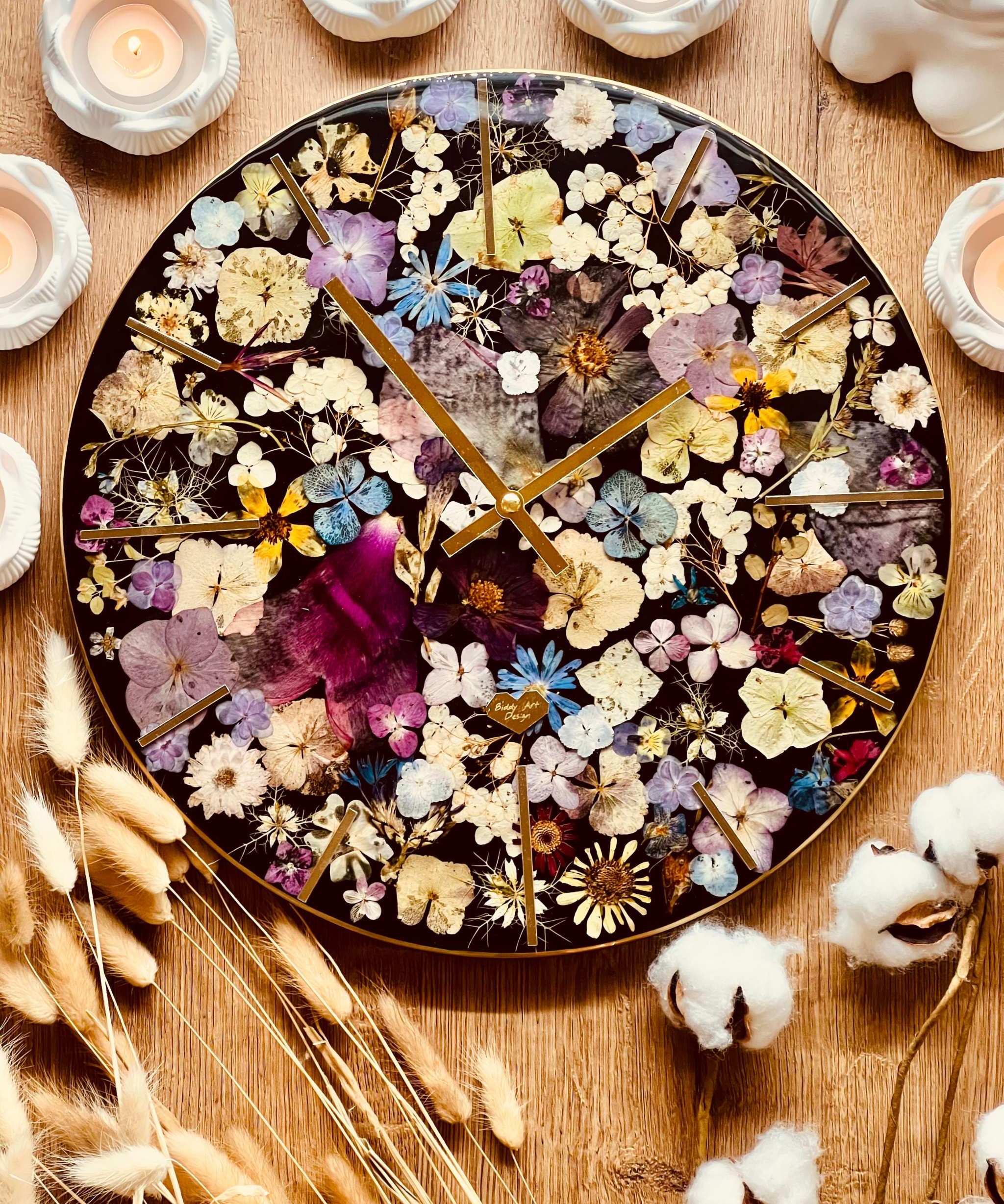 Handgemachte Resin Uhr mit getrockneten bunten Blumen und Hortensien, 35 cm Durchmesser, einzigartige Wand- und Standuhr aus transparentem Resin.