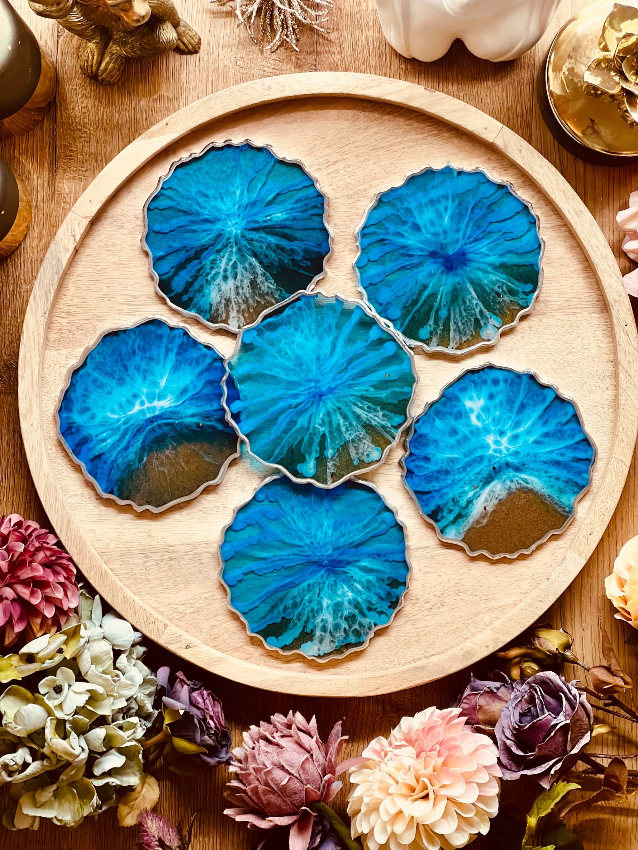 6 handgemachte Untersetzer aus Resin in Blau mit silbernen Details im Ocean Design, Durchmesser 12 cm, einzigartiges Unikat Set