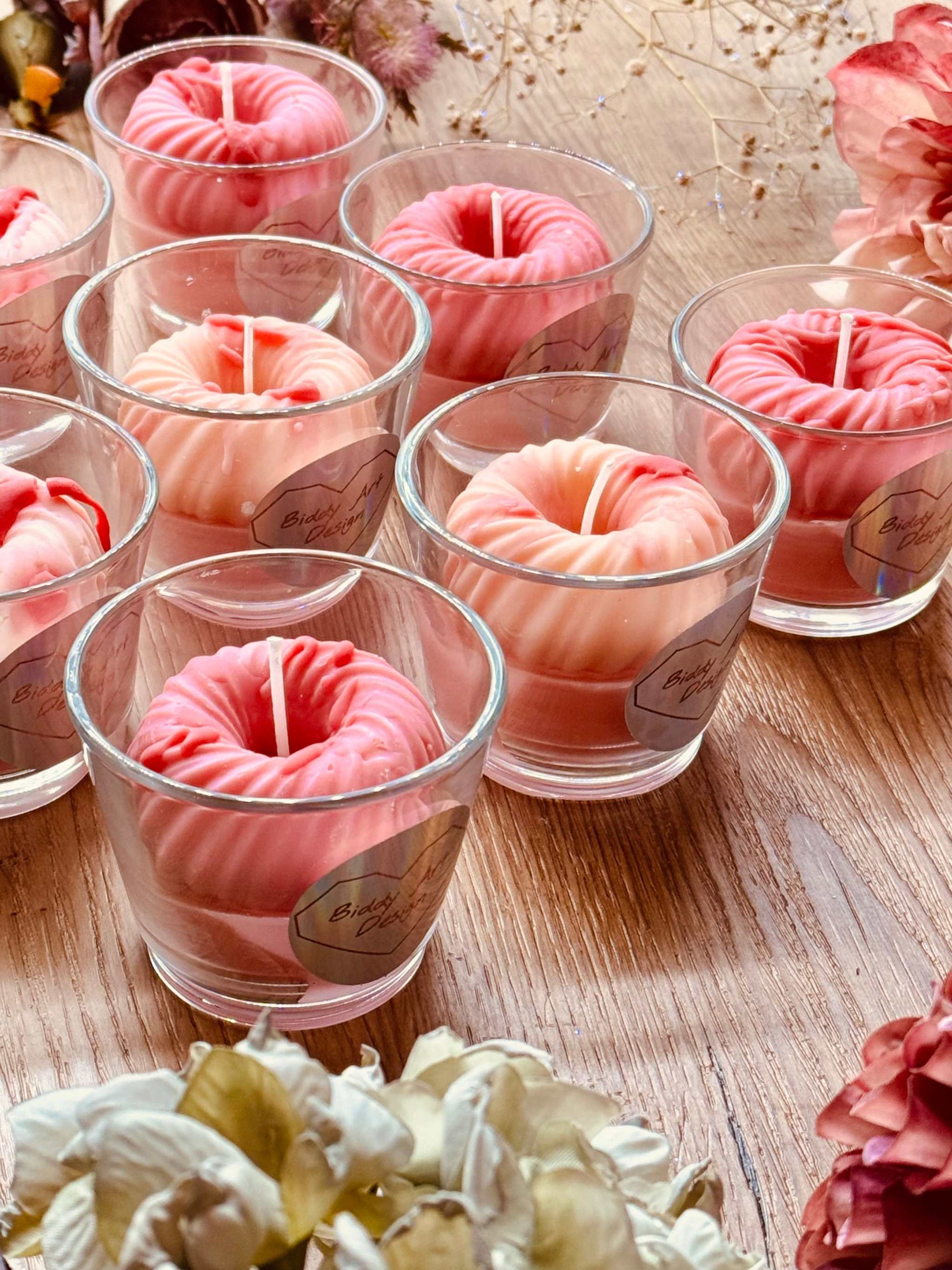 Duftkerze in Rosa und Pink im Glas, verziert mit Wachsbonbons und Süßigkeiten – ein verspieltes Geschenk und dekorative Bereicherung