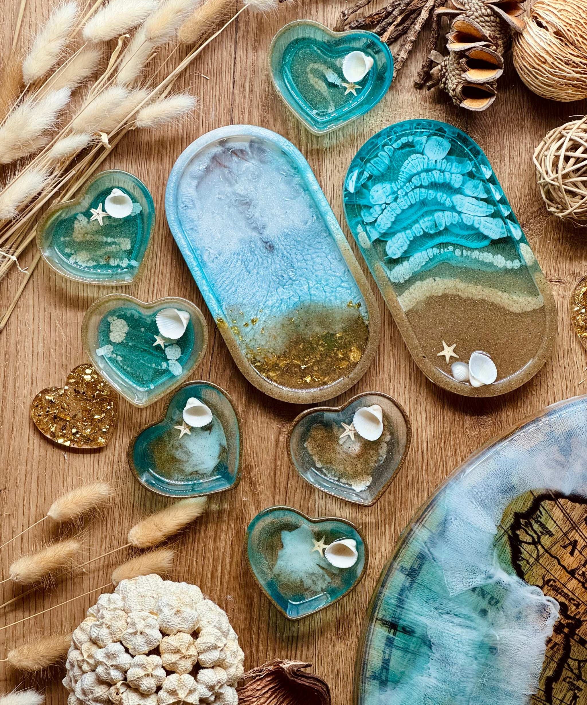 Handgemachte blaue Schmuckschalen aus Resin mit Muscheln in verschiedenen Herz- und länglichen Formen als Dekoration und Geschenk