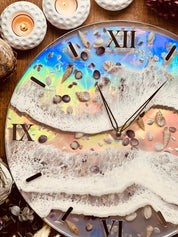 Handgefertigte Resin Uhr mit Muscheln, Meereswellen und holografischem Design, 40cm Durchmesser, einzigartiges Unikat