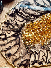 Schwarzes handgemachtes Resin Tablett und 8 Untersetzer mit goldenen 3D Details und wellenförmigem Rand