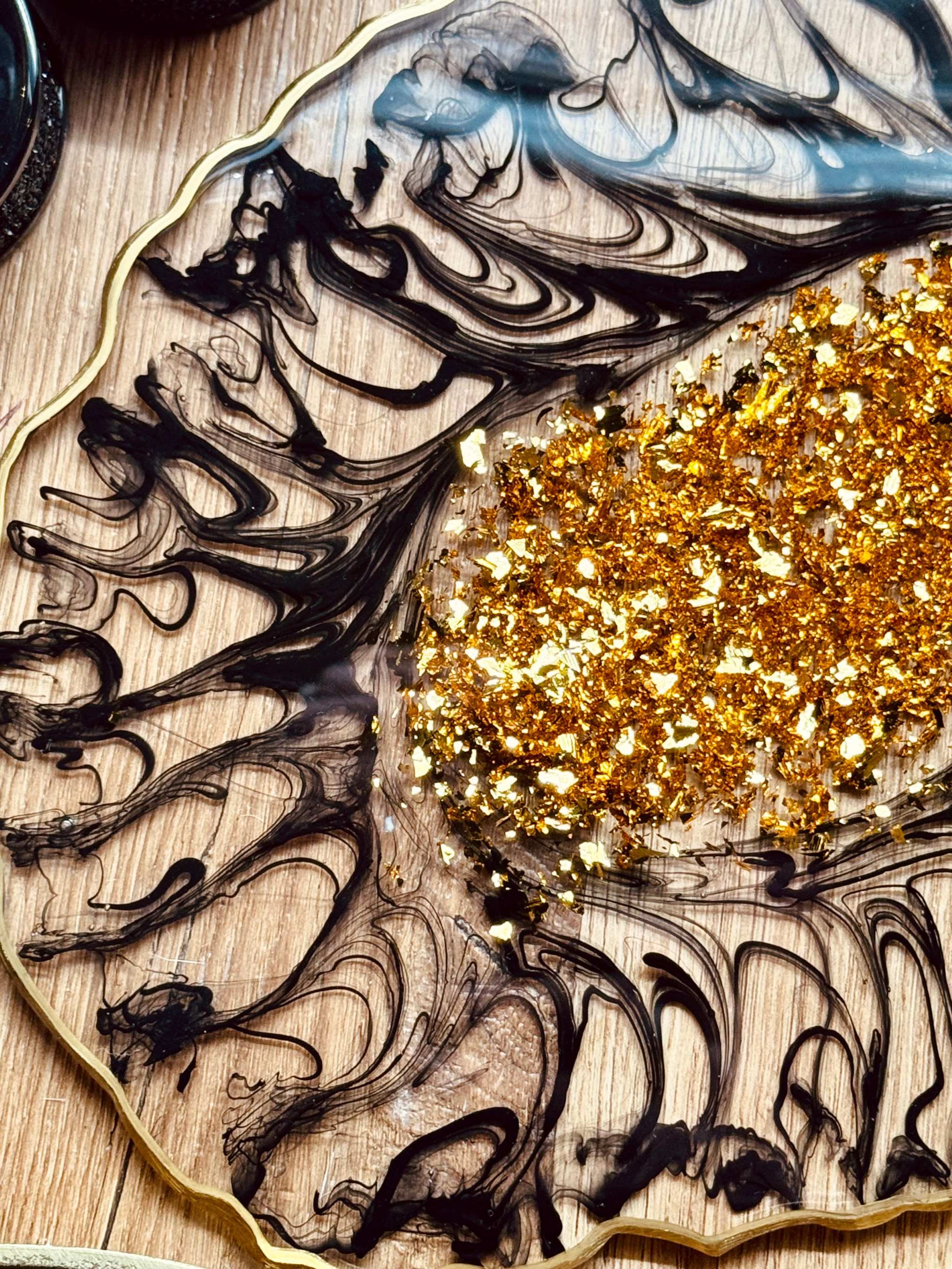 Schwarzes handgemachtes Resin Tablett und 8 Untersetzer mit goldenen 3D Details und wellenförmigem Rand