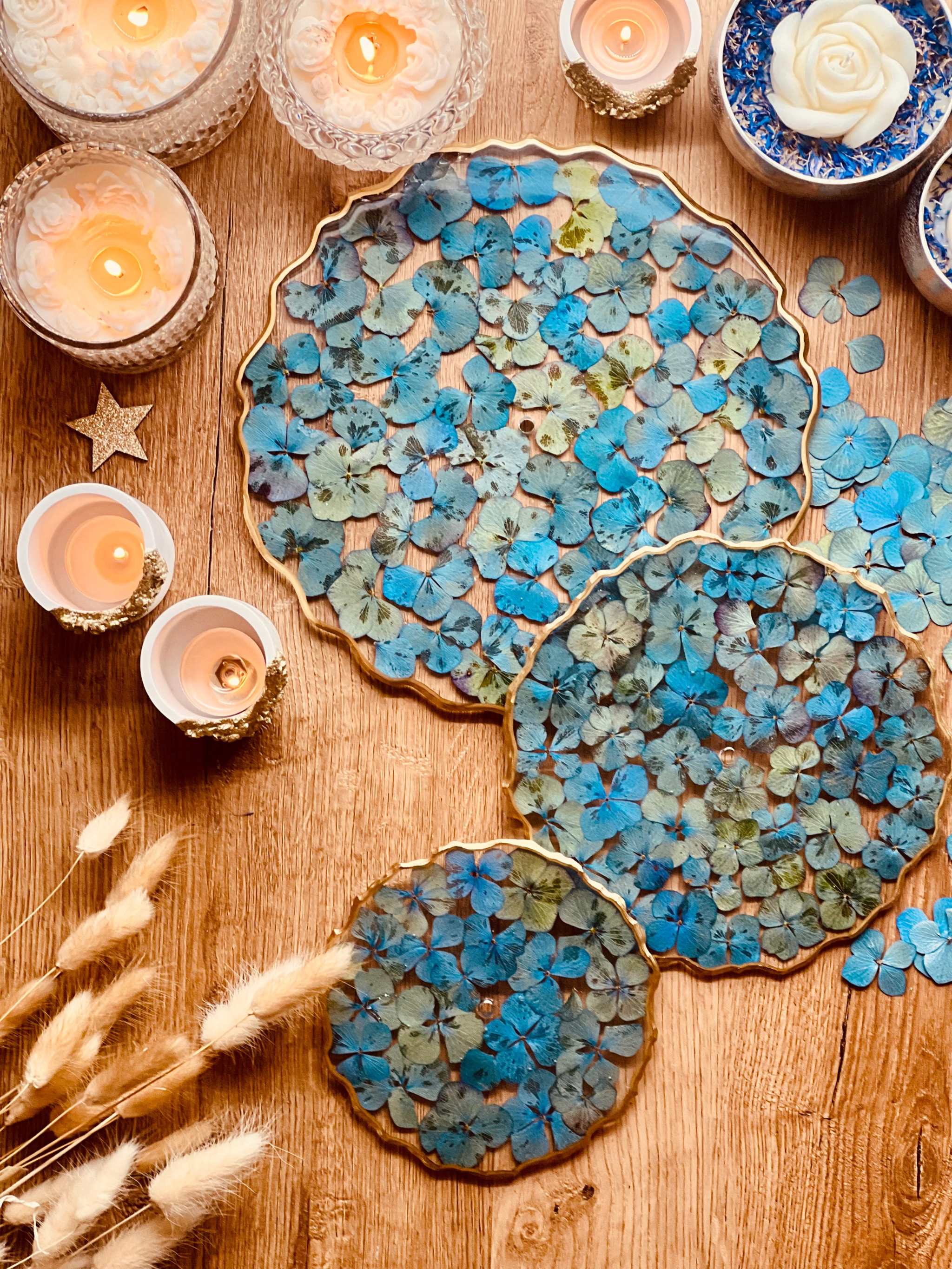 Gepresste Blumen für Harz- und Kerzenkunst – die zarten Hortensienblüten in Blau-Grün sind eine wunderschöne Ergänzung für handgefertigte Kerzen und Wachskreationen.