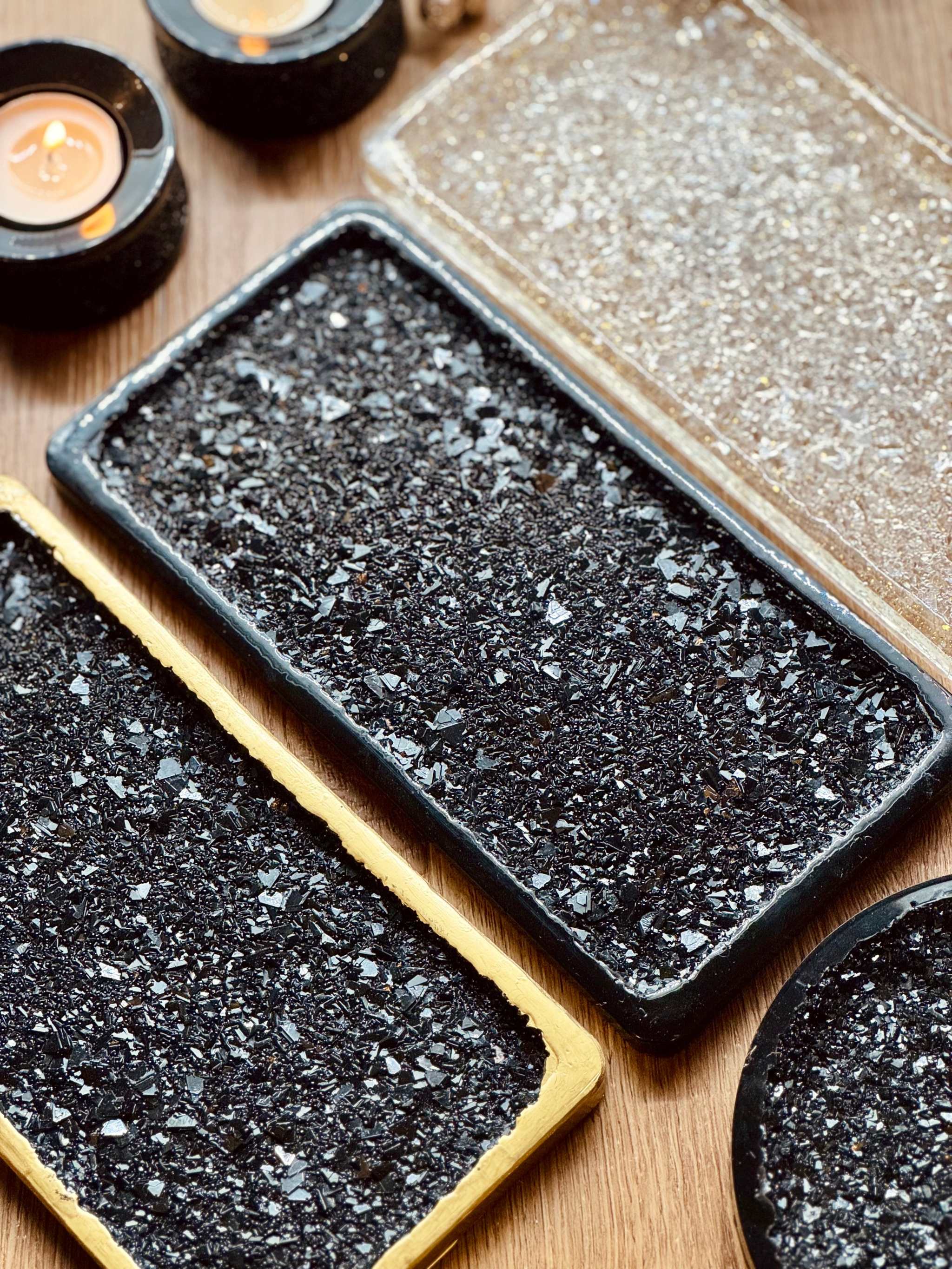 Tablett Set aus Resin mit schwarzer und goldener druzy Oberfläche rechteckig und rund handgemacht als Deko und Geschenk