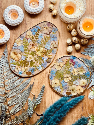 Tablett aus Resin mit Hortensien und goldenen Details