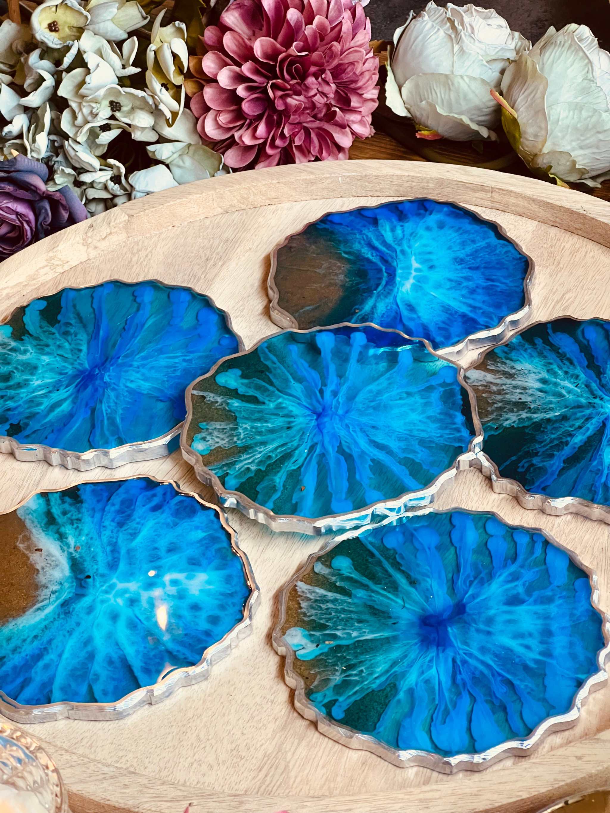 6 handgemachte blaue Untersetzer aus Resin mit silbernen Details im Ocean Design, Durchmesser ca. 12 cm