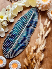 Tablett aus Resin in türkis mit silbernen Blätterdetails, handgemacht und dekorativ auf Holztisch mit Kerzen und Blumen arrangiert