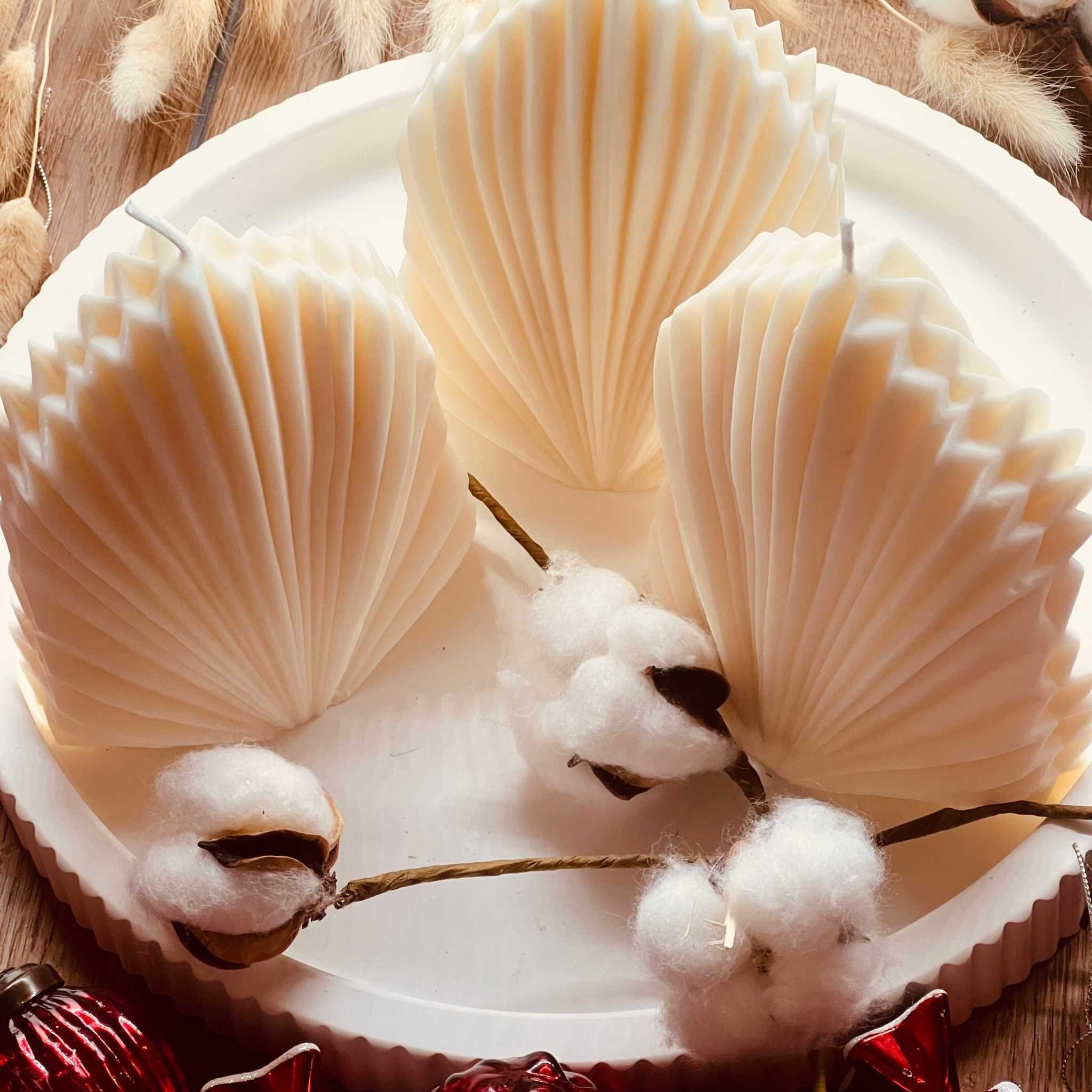 Handgemachte Rapswachskerze in ausgefallener Form – umweltfreundlich, vegan und perfekt als stilvolles Geschenk oder Deko.
Die Kerzen werden mit handgemachten, weissen Tabletts aus Giesskeramik zum Blickfang.