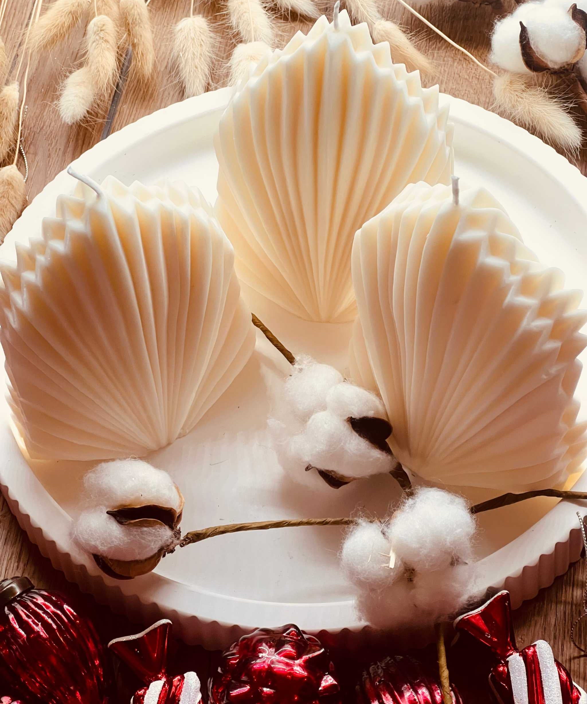 Handgemachte Rapswachskerze in ausgefallener Form – umweltfreundlich, vegan und perfekt als stilvolles Geschenk oder Deko.
Die Kerzen werden mit handgemachten, weissen Tabletts aus Giesskeramik zum Blickfang.