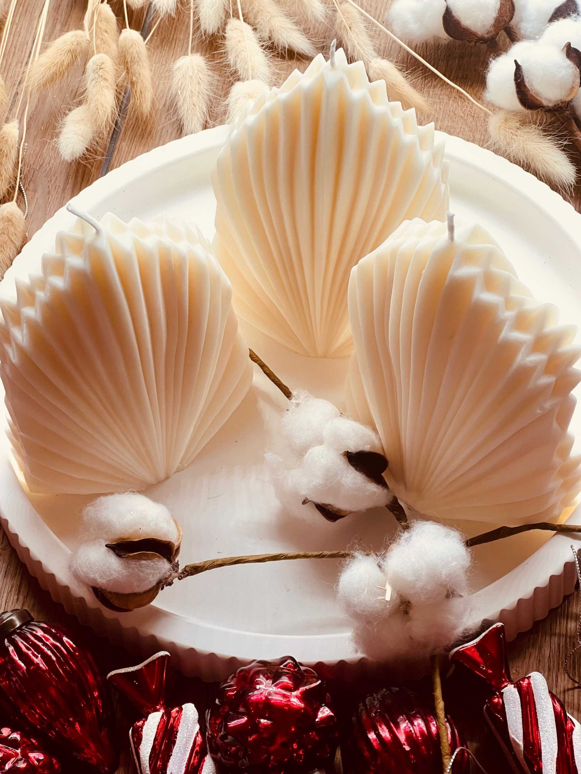 Handgemachte Rapswachskerze in ausgefallener Form – umweltfreundlich, vegan und perfekt als stilvolles Geschenk oder Deko.
Die Kerzen werden mit handgemachten, weissen Tabletts aus Giesskeramik zum Blickfang.
