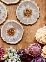 Glamouröse weiße Resin-Untersetzer mit goldenen Details, 4er-Set.