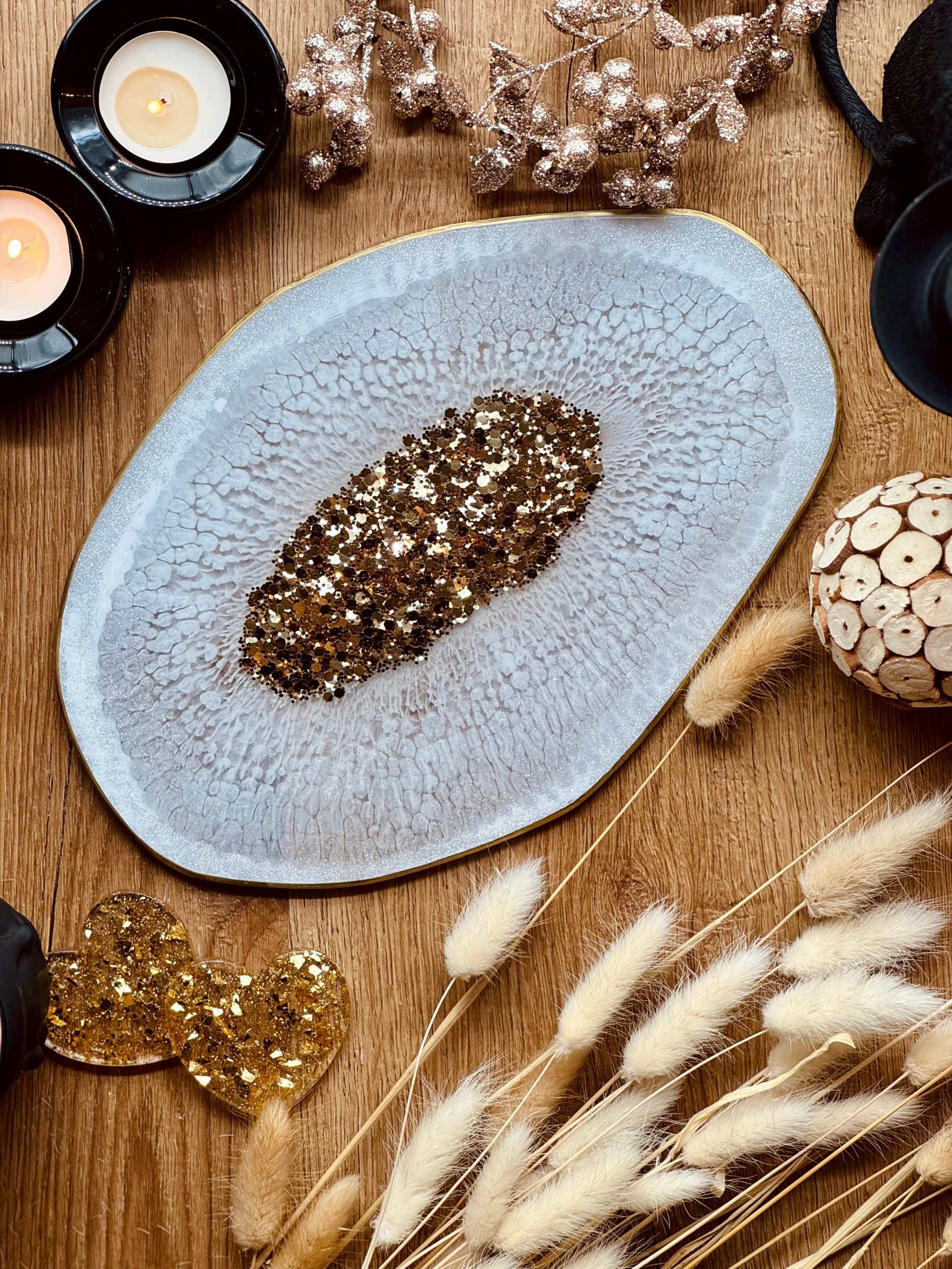 Weißes handgemachtes Resin Tablett mit goldenen Details auf Holzuntergrund dekoriert
