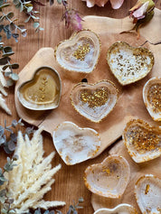Handgemachte weiße Schmuckschalen aus Resin mit goldenen Details, Herzform, dekorativ und einzigartig