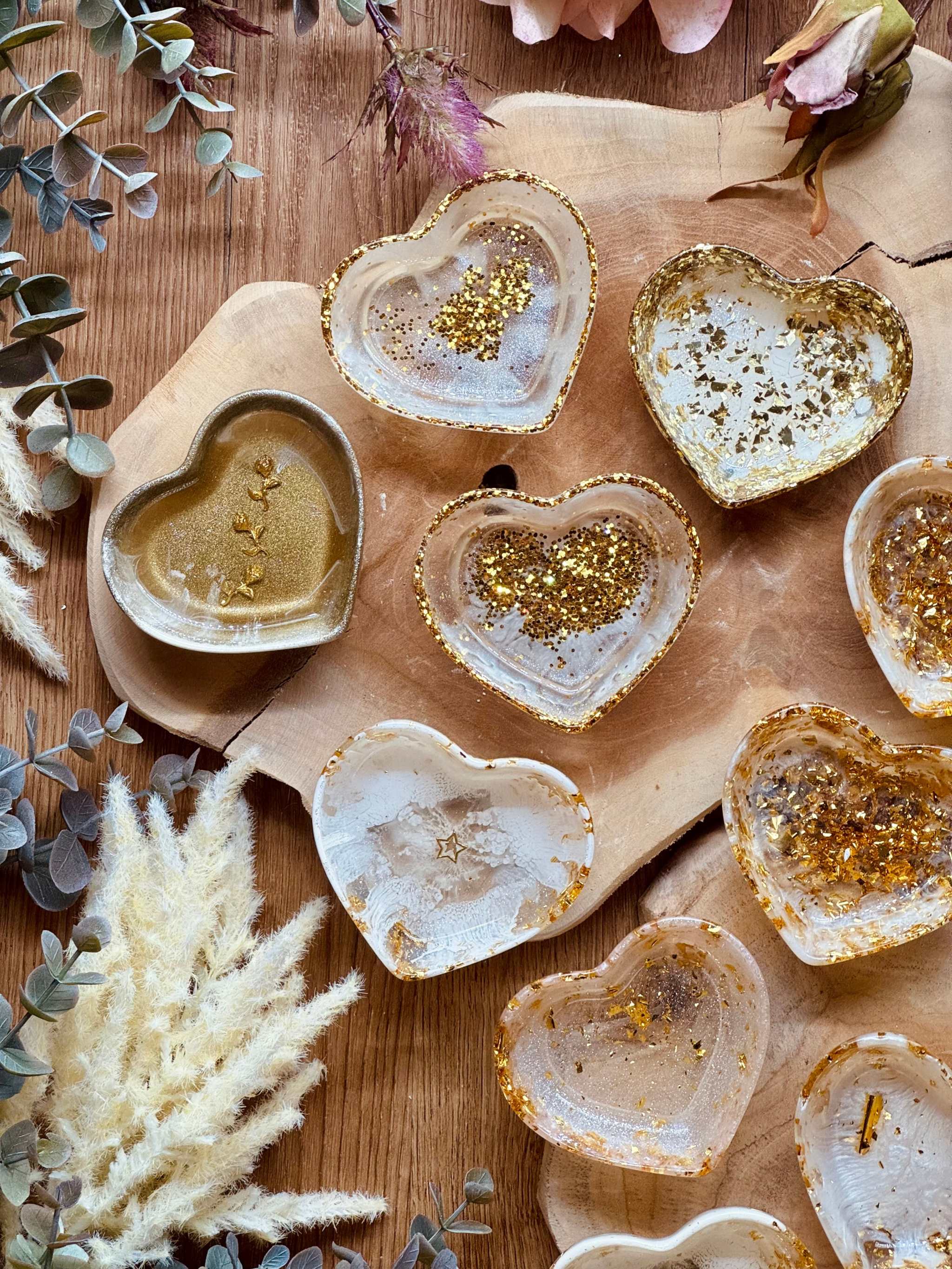 Handgemachte weiße Schmuckschalen aus Resin mit goldenen Details, Herzform, dekorativ und einzigartig