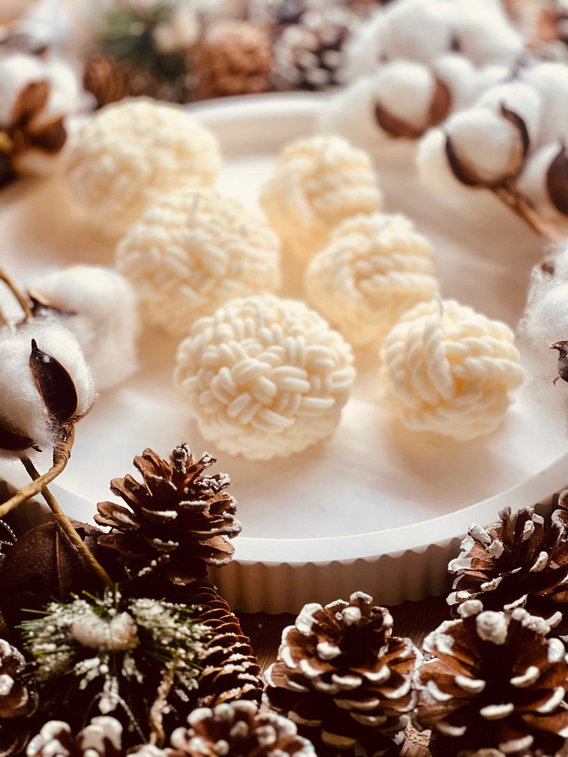 Handgefertigte Rapswachskerze in außergewöhnlicher Form, vegan und dekorativ – das perfekte Geschenk für jeden Anlass. Die Kerzen werden mit handgemachten, weissen Tabletts aus Giesskeramik zum Blickfang.
