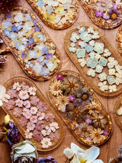 Handgemachte Schmuckschalen aus Resin mit Gold und echten Blüten, einzigartige dekorative Unikate für Bad und Schlafzimmer.