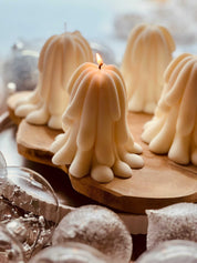 Einzigartige Rapswachskerze in kreativer Form – handgegossen und ideal als nachhaltiges Geschenk oder Dekoration.