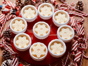 Weihnachtliche Design-Kerze in handgemachtem Gießkeramik-Glas – ein stilvolles Geschenk und stimmungsvoller Akzent für die Festtage
