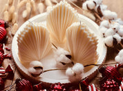 Handgegossene Kerze aus Rapswachs in kreativer Form – ein umweltfreundliches, veganes Geschenk für jede Gelegenheit. Die Kerzen werden mit handgemachten, weissen Tabletts aus Giesskeramik zum Blickfang.