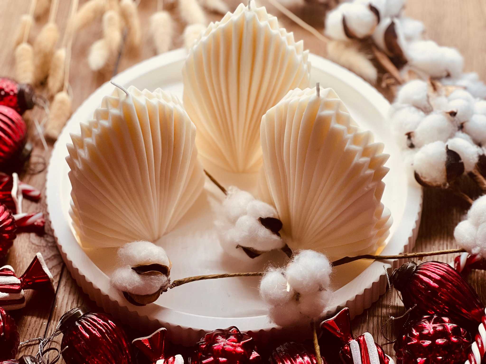 Handgegossene Kerze aus Rapswachs in kreativer Form – ein umweltfreundliches, veganes Geschenk für jede Gelegenheit. Die Kerzen werden mit handgemachten, weissen Tabletts aus Giesskeramik zum Blickfang.