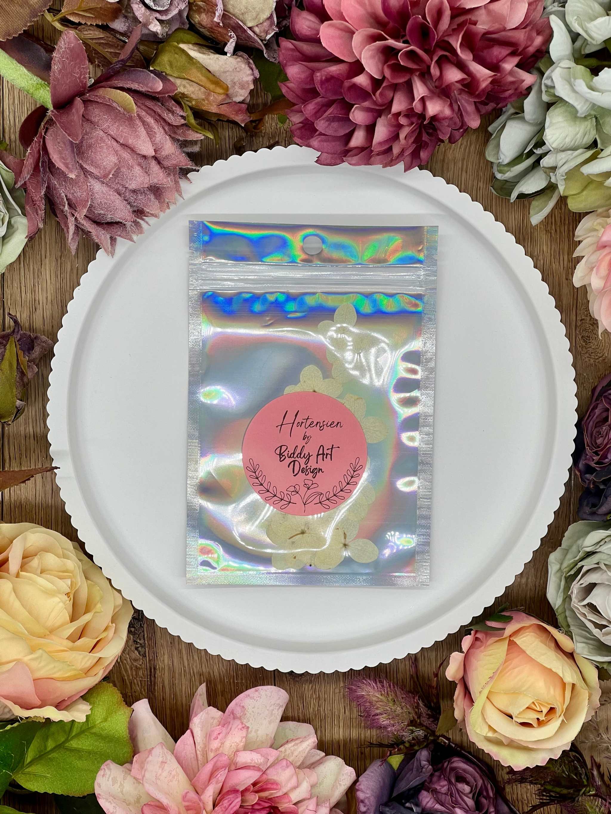 Zarte getrocknete Blumen – filigrane Hortensien, schonend gepresst und perfekt für individuelle Bastelarbeiten, Geschenkverpackungen oder Grußkarten.
