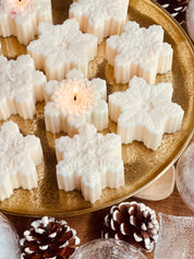 Festliche Rapswachskerze in Sternform, handgefertigt und vegan – perfekt als weihnachtliches Geschenk und elegante Deko.