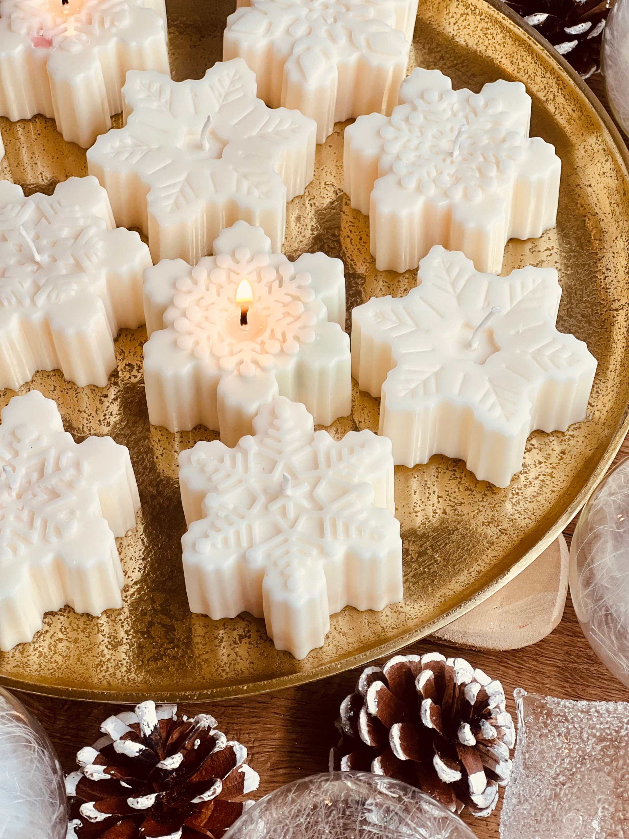 Festliche Rapswachskerze in Sternform, handgefertigt und vegan – perfekt als weihnachtliches Geschenk und elegante Deko.