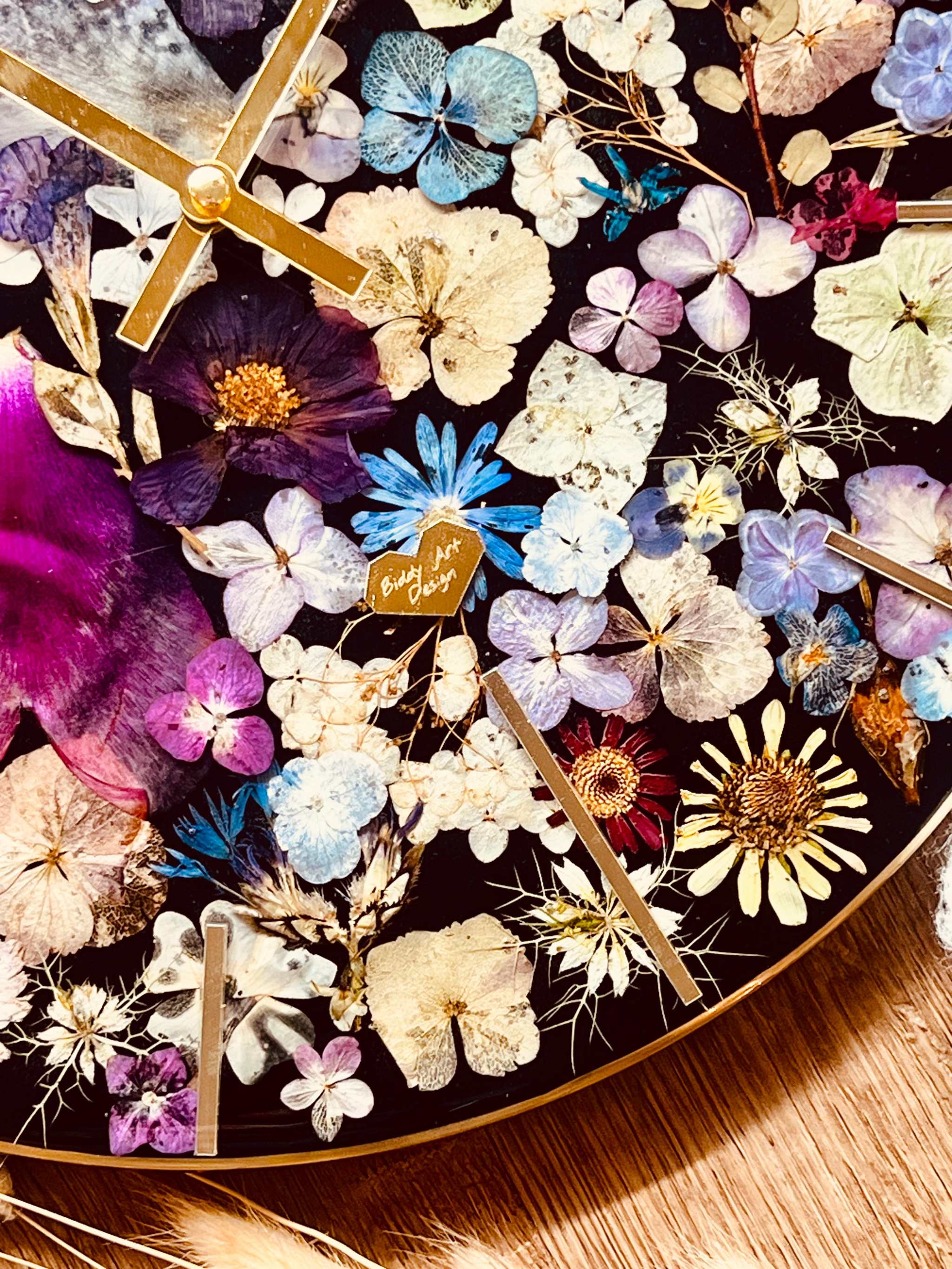 Resin Uhr mit getrockneten bunten Blumen als handgemachtes Unikat und dekorative Wand- oder Standuhr