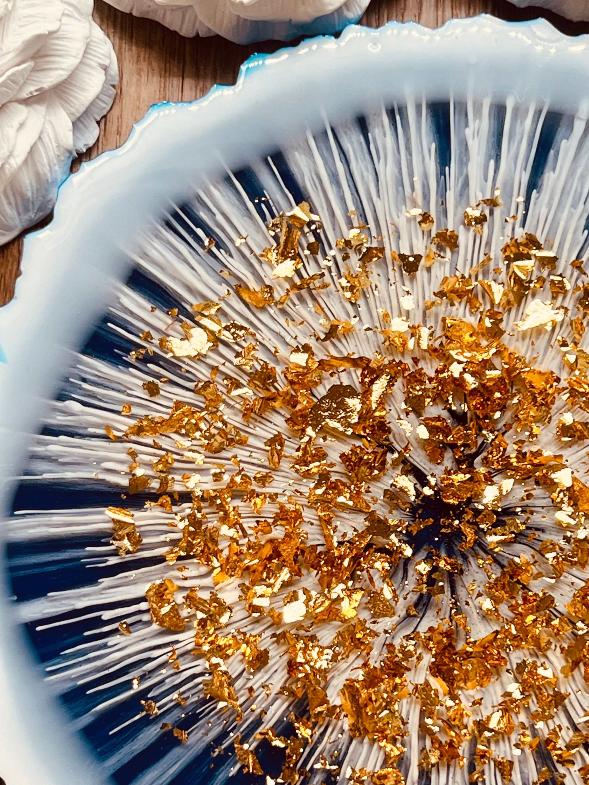 blaues handgemachtes Tablett aus Resin mit goldenen Details und einzigartigem Design
