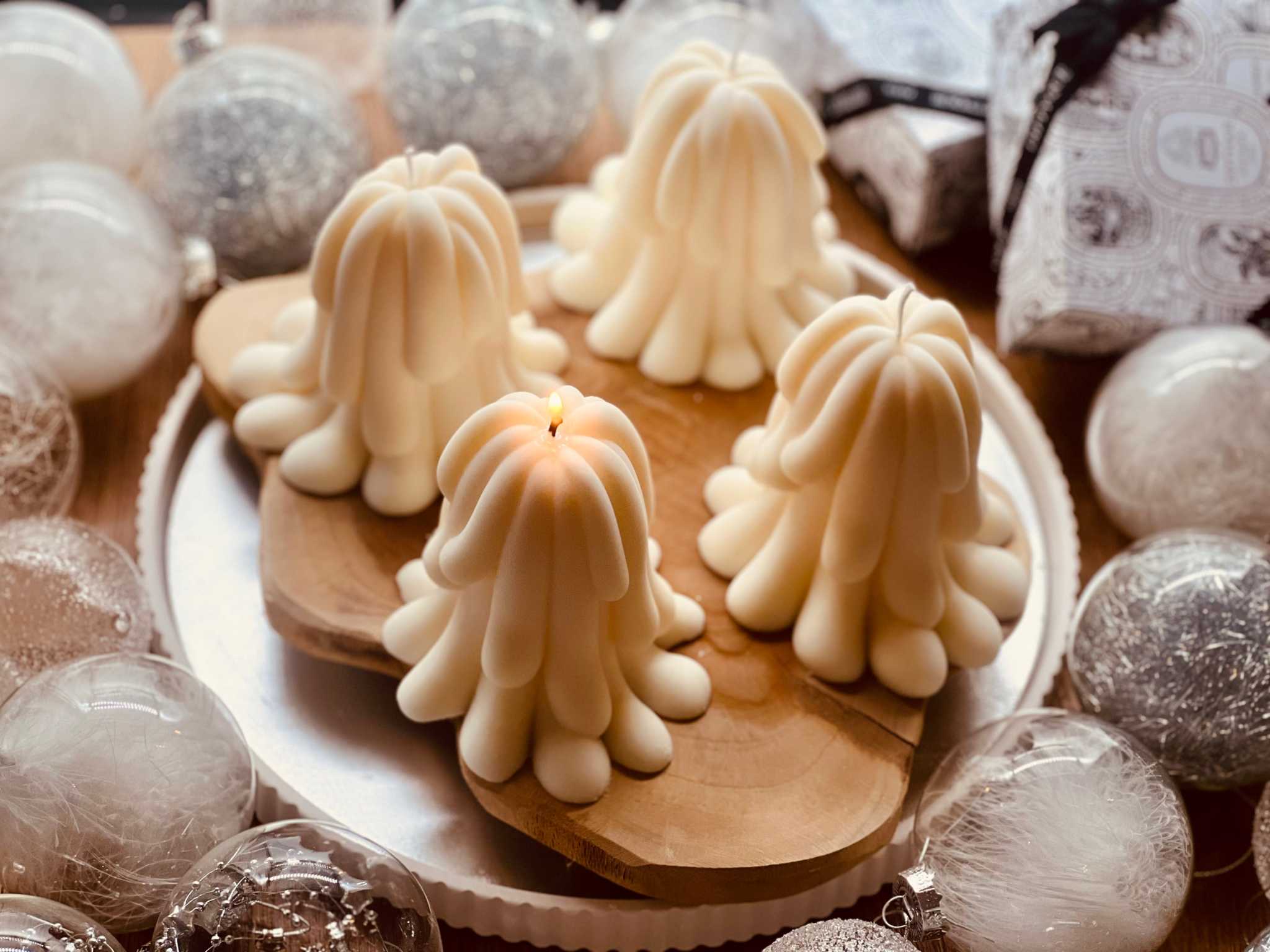 Besonders geformte Rapswachskerze, vegan und umweltschonend – ein ideales Geschenk für stilvolle und natürliche Dekoration.