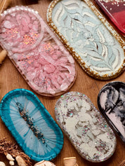 bunte handgemachte Schmuckschalen aus Resin in verschiedenen Designs und Größen als dekorative Unikate