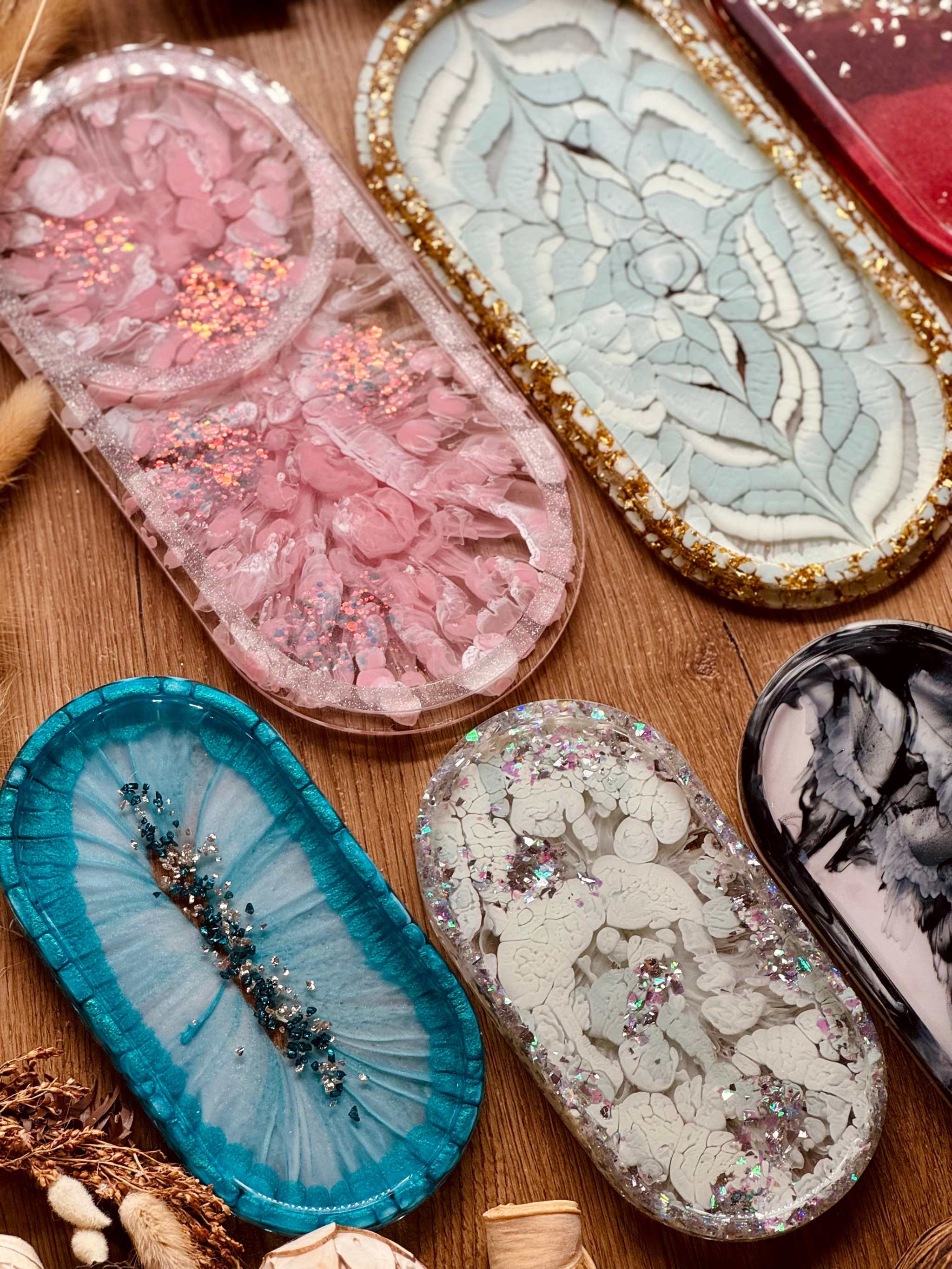 bunte handgemachte Schmuckschalen aus Resin in verschiedenen Designs und Größen als dekorative Unikate