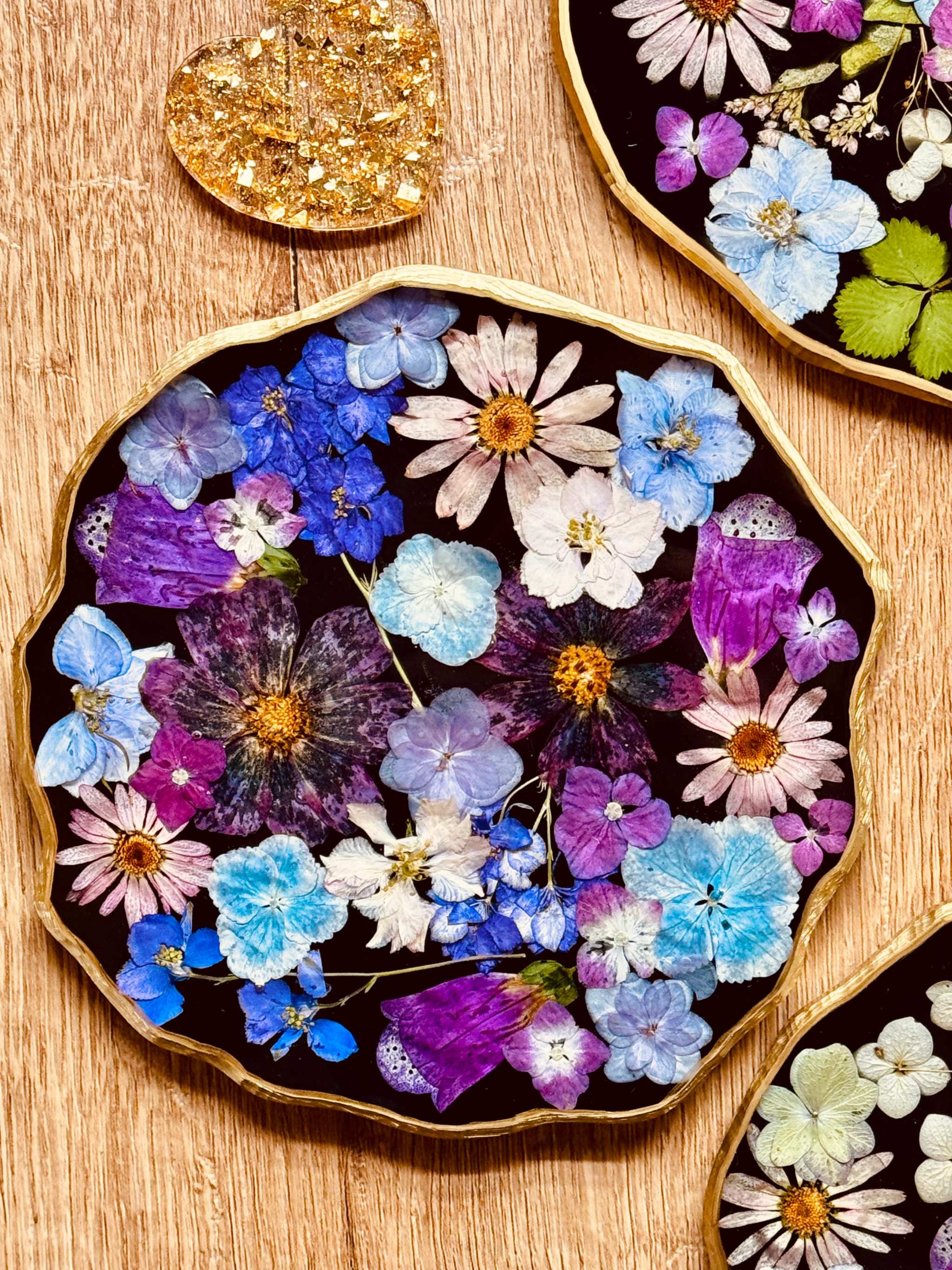 Handgemachtes Tablett aus Resin mit echten bunten Blumen und goldenen Details, dekoratives Unikat in 17 cm und 23 cm Größe