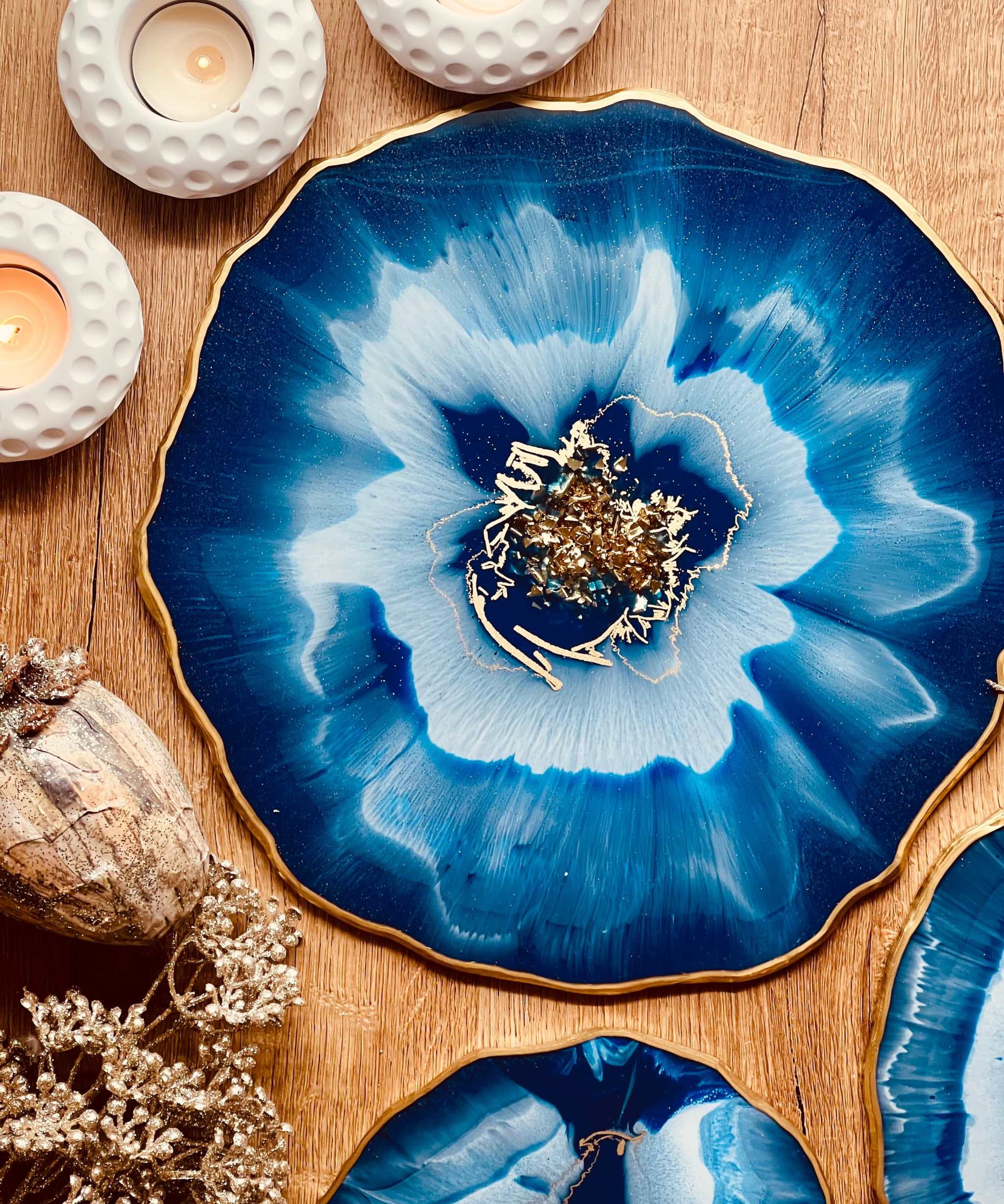 Handgemachtes blaues Resin Tablett mit goldenen Details als dekoratives Unikat auf Holztisch